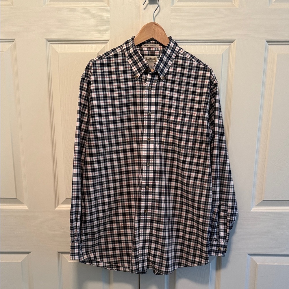 Men's L.L. Bean Plaid Collared Shirt with Long Sleeves and Button Down Design Lg